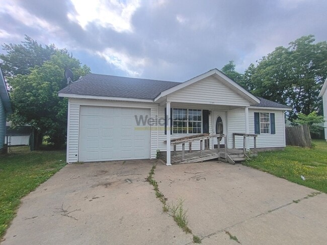 Photo - 3bed/2bath house with fenced backyard