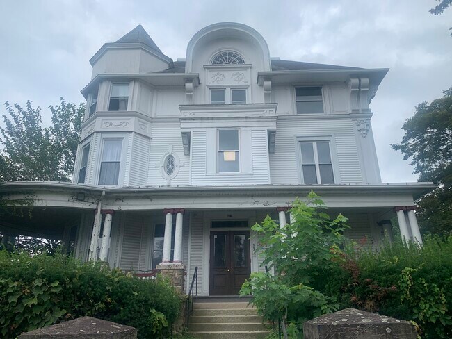 Front - 507 Broadway St Unit 5