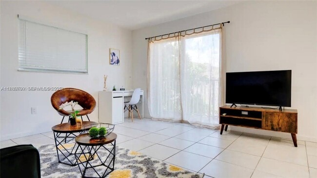 Building Photo - 328 NW 12th Ave Unit 8