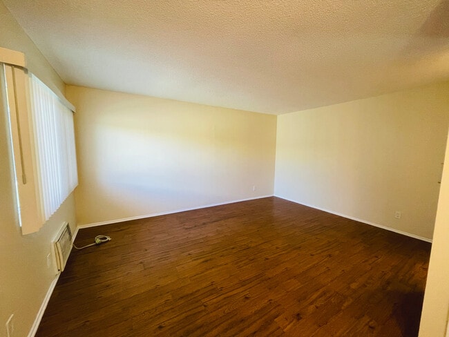 Unidad 10 Sala de estar - 7548 Lexington Ave