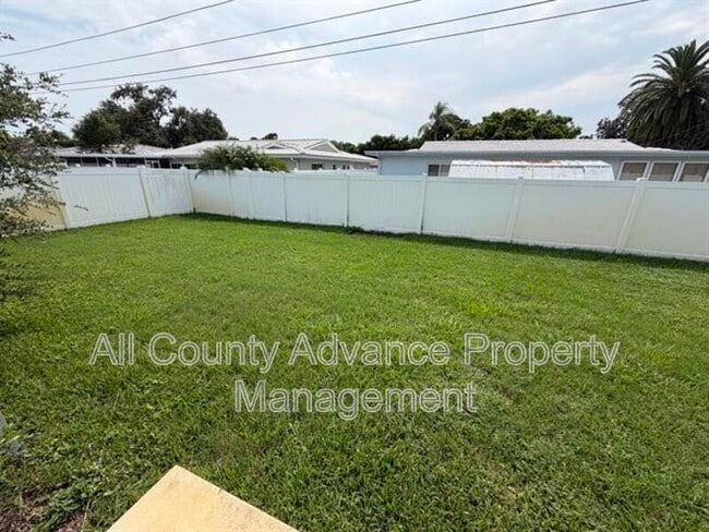 Photo - 2320 Surrey Ln