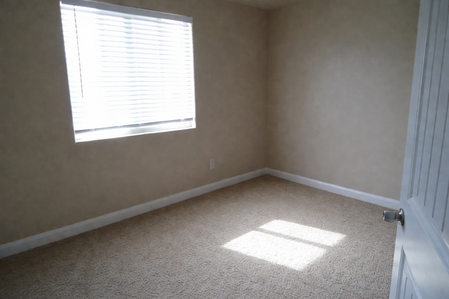 Photo - "Spacious 3-Bed Townhouse with 2.5 Baths in Prime Washington Location - 1550 Sq. Ft. of Comfort!" Unit 28