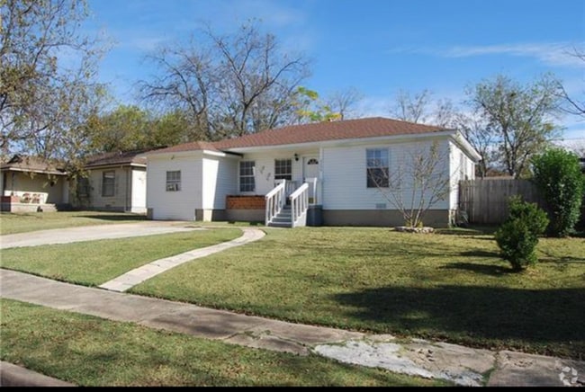 Building Photo - 2208 Farola Dr Rental
