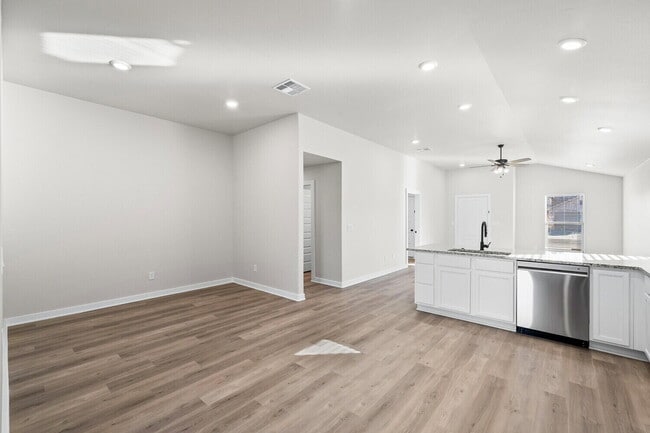 Photo - 608 E 31st St