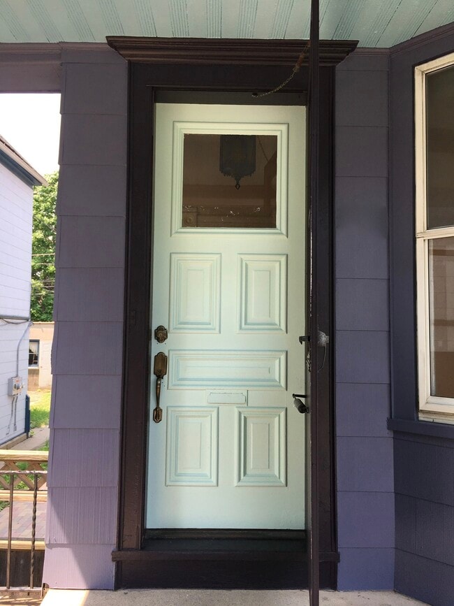 2465 S Howell Ave Unit Lower