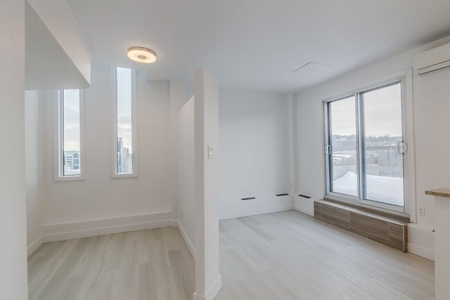 Building Photo - 1975 Maisonneuve Blvd W Unit 2311