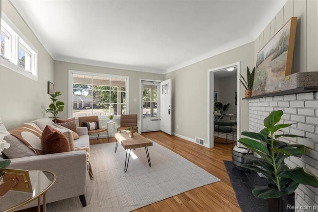 Photo - 3369 Pelham St