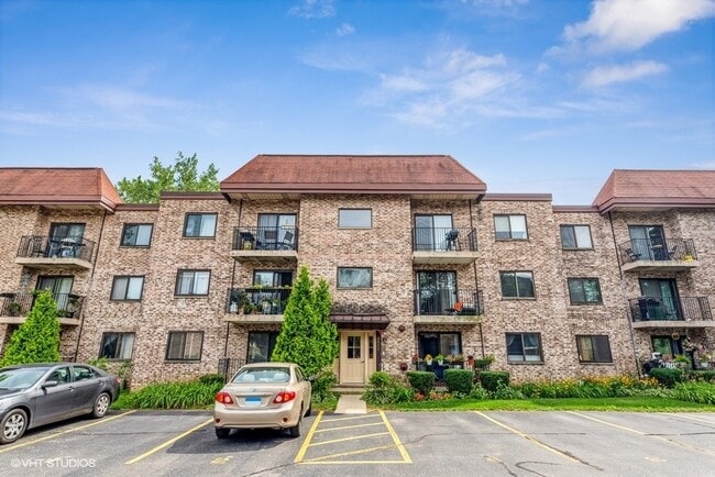 Building Photo - 5511 Chateau Dr Unit 1 Rental
