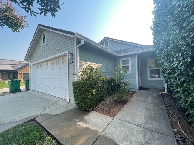 Building Photo - Large 3 Bed 2 Bath Home With Fenced Backyard and Private Garage!