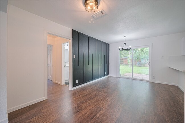Photo - 2112 Walnut Ln