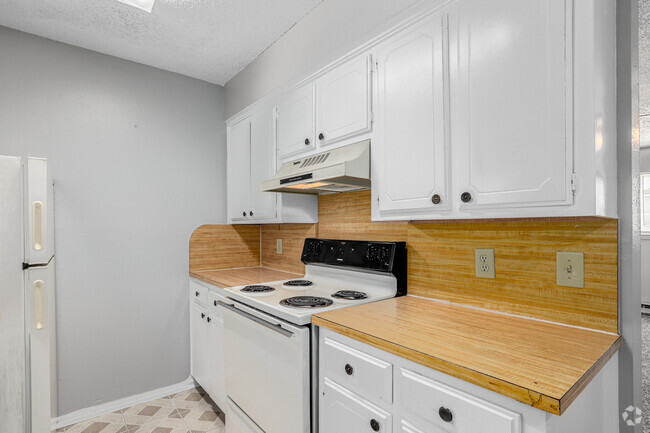 2BD, 1BA - 800SF - Kitchen - Copperstone Point Apartments