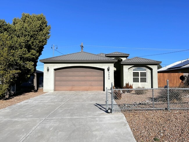 Building Photo - Lovely 3 Bedroom 2 Bathroom Home In NE ABQ!