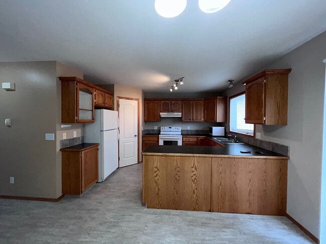 Photo - 4 Bed 1.5 Bath Unit in Red Deer, AB Unit 6225