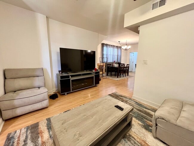 Photo - 96 W 18th St