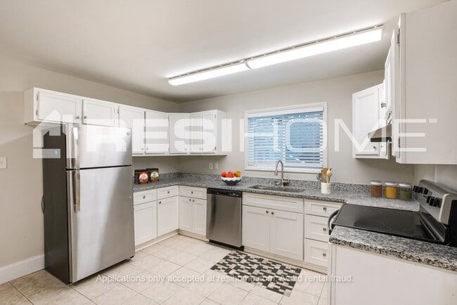 Photo - 428 Raintree Dr