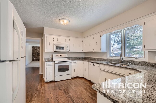 Photo - 931 Market St S