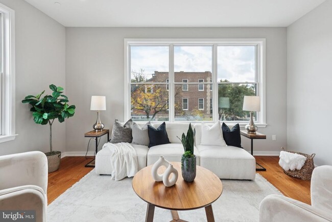 Building Photo - 100 Forrest Ave Unit 303