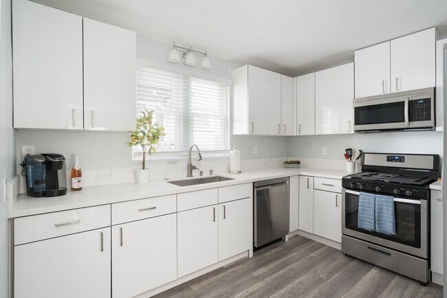 Photo - 2454 Union St