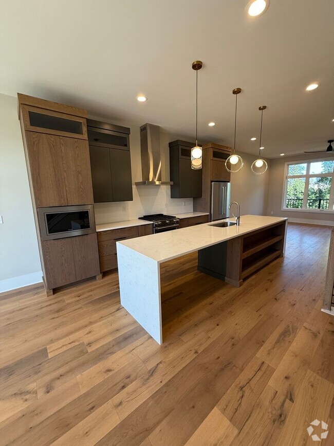 Building Photo - LUXURY Rooftop Terrace Townhome