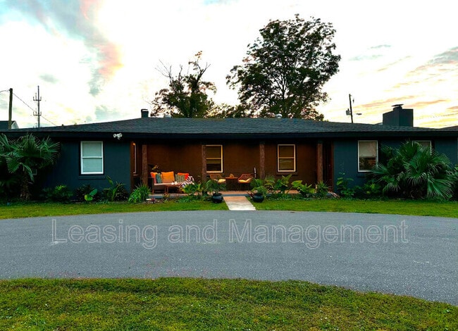 Building Photo - 823 Jordan St