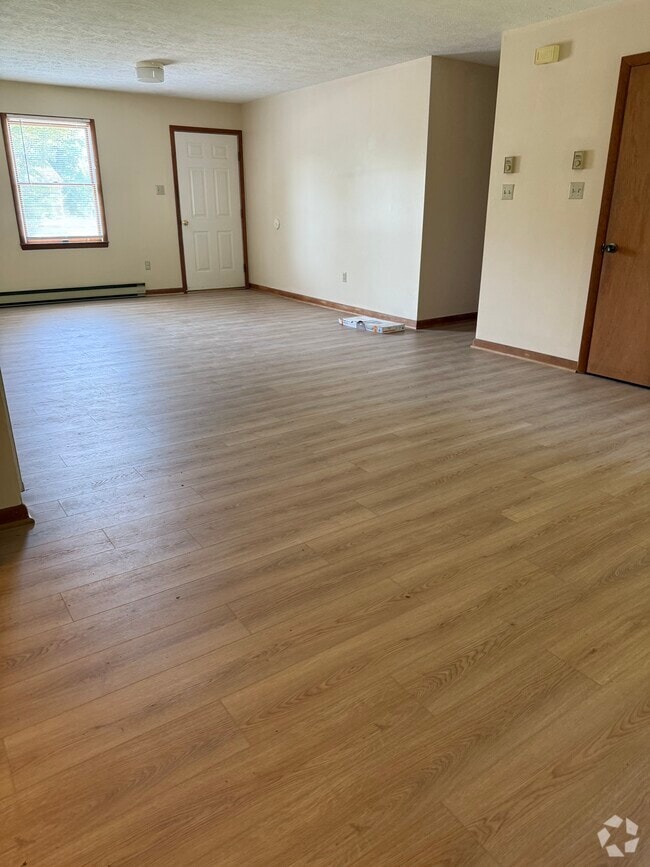 Building Photo - 105 Crystal Lake Ct Rental