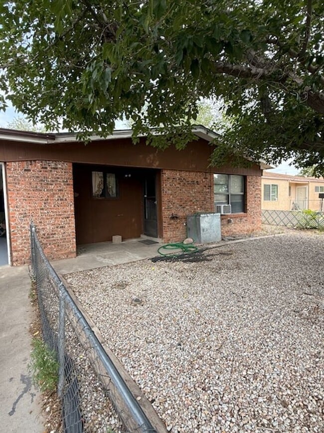 Building Photo - Coming Soon ! 3 Bedroom 2 Bath 1 Car Garag... Rental