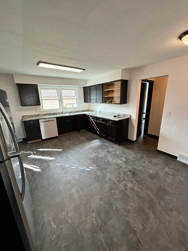Photo - 2047 Ravine St