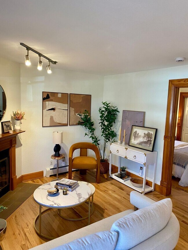 Photo - Sunny, Cozy 1 Bedroom Condo - Available for Move-in Now! Unidad 1