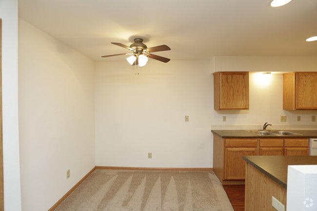 1BR, 1BA - 590 SF
