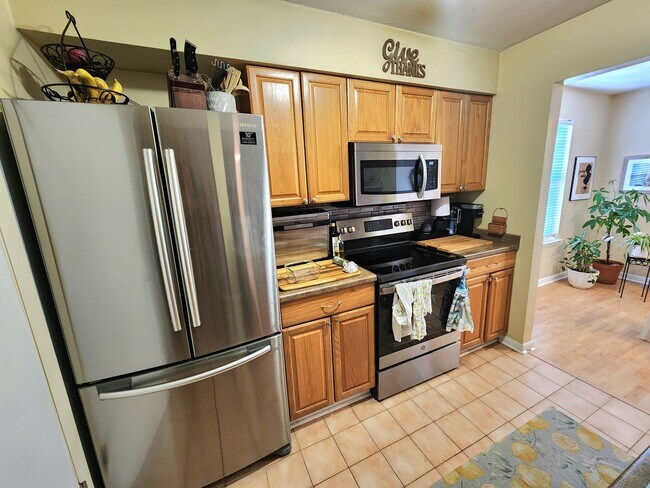 Photo - Top floor, corner unit condo off Shore Drive just two blocks from the bay!