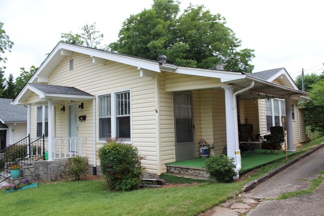 Fachada y porche lateral - 60 Pulliam St