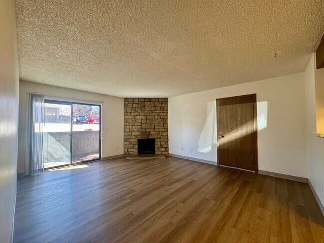 Photo - Lovely 1 Bedroom, 1 Bathroom Lakewood Condo! Community POOL!!!