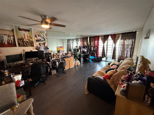 Photo - 1300 NE 191st St Unidad 305