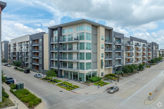 Building Photo - Promenade at Las Colinas