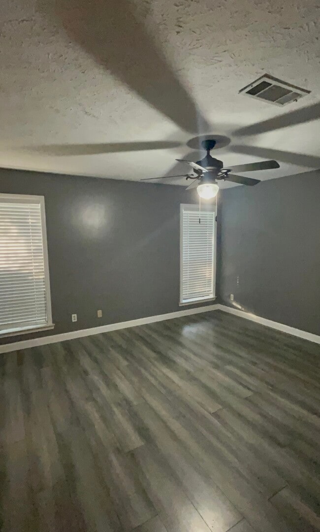 Photo - 6927 Bluegrass Stakes