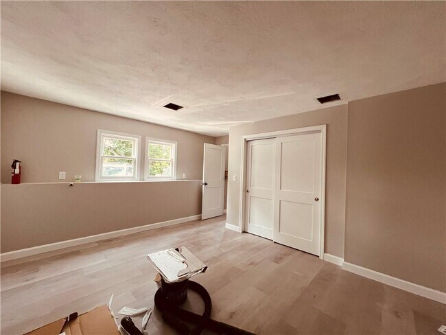 Building Photo - 144 Yorkshire St Unit 2 Rental
