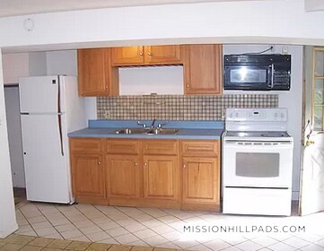 Building Photo - 688 Parker St Rental