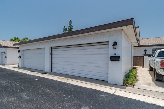 Building Photo - Perfectly located 2/2 townhome in Indialantic Unit # 10
