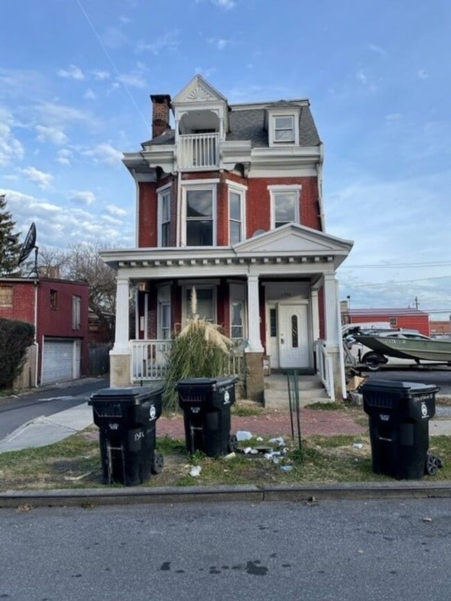 Building Photo - 1306 Vernon St Unit C Rental