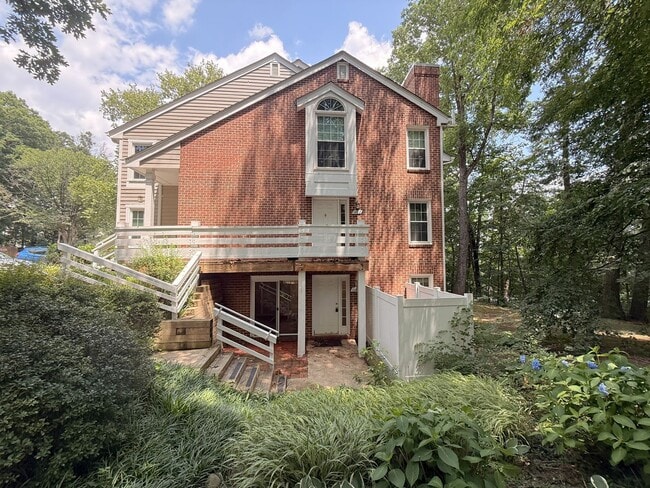 Building Photo - Spacious and Updated 1 bed + 1 BA Condo - walk out level