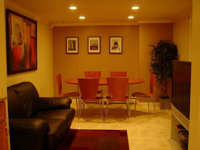 Photo - 718 Foster St Unit Room