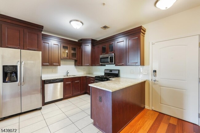 Building Photo - 104 E Elizabeth Ave Unit 303