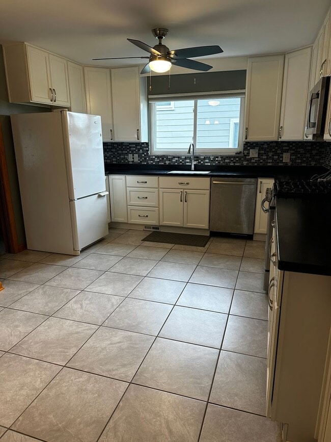 Photo - North Olmsted -5 Bedroom 2 1/2 bath large ...