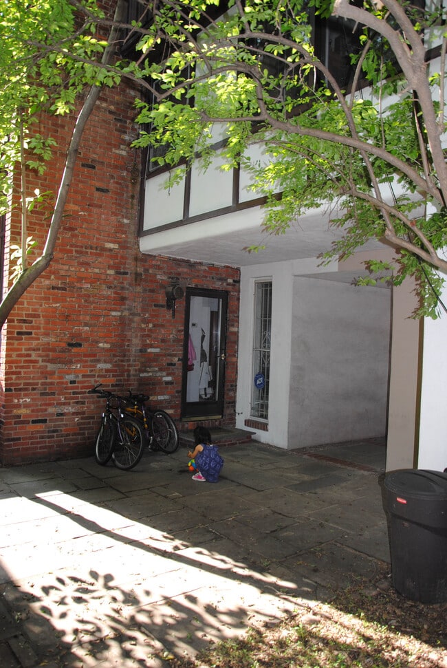 entrance in the courtyard - 2126 Lombard St