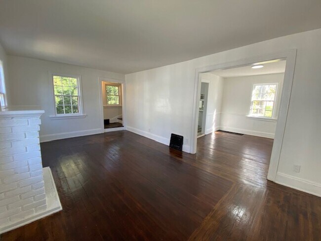 Photo - Bright 3BR / 2 Bath Bungalow Near Parks & ...