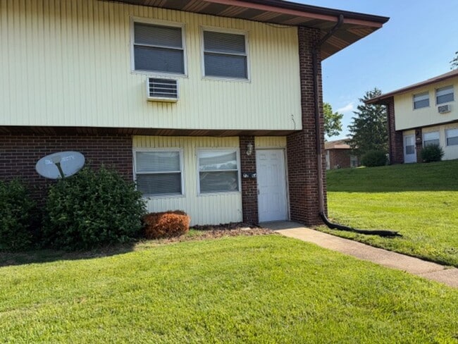 Building Photo - Newly renovated Town House for Rent 3Br / 2 Ba Section 8 Welcome !