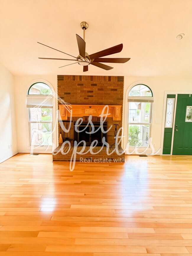 Photo - 1429 Adella St