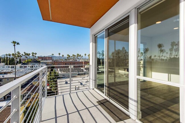 Building Photo - 453 S Kenmore Ave Unit 409 Rental