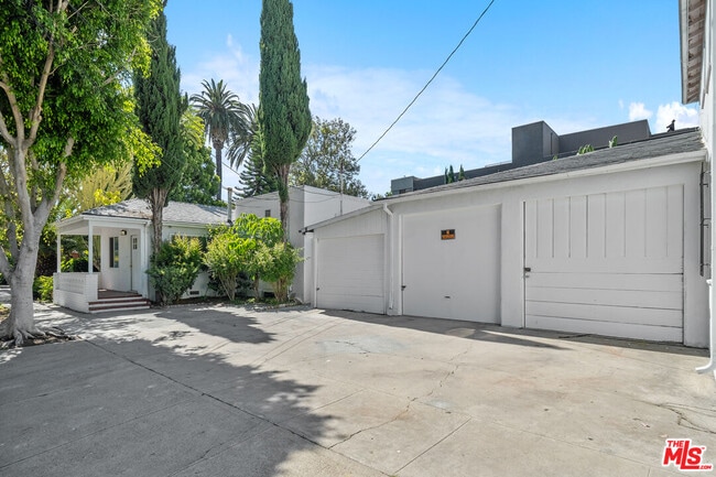 739 Westbourne Dr
