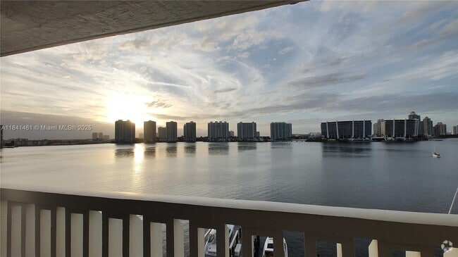 Building Photo - 17900 N Bay Rd Unit PH3 Rental